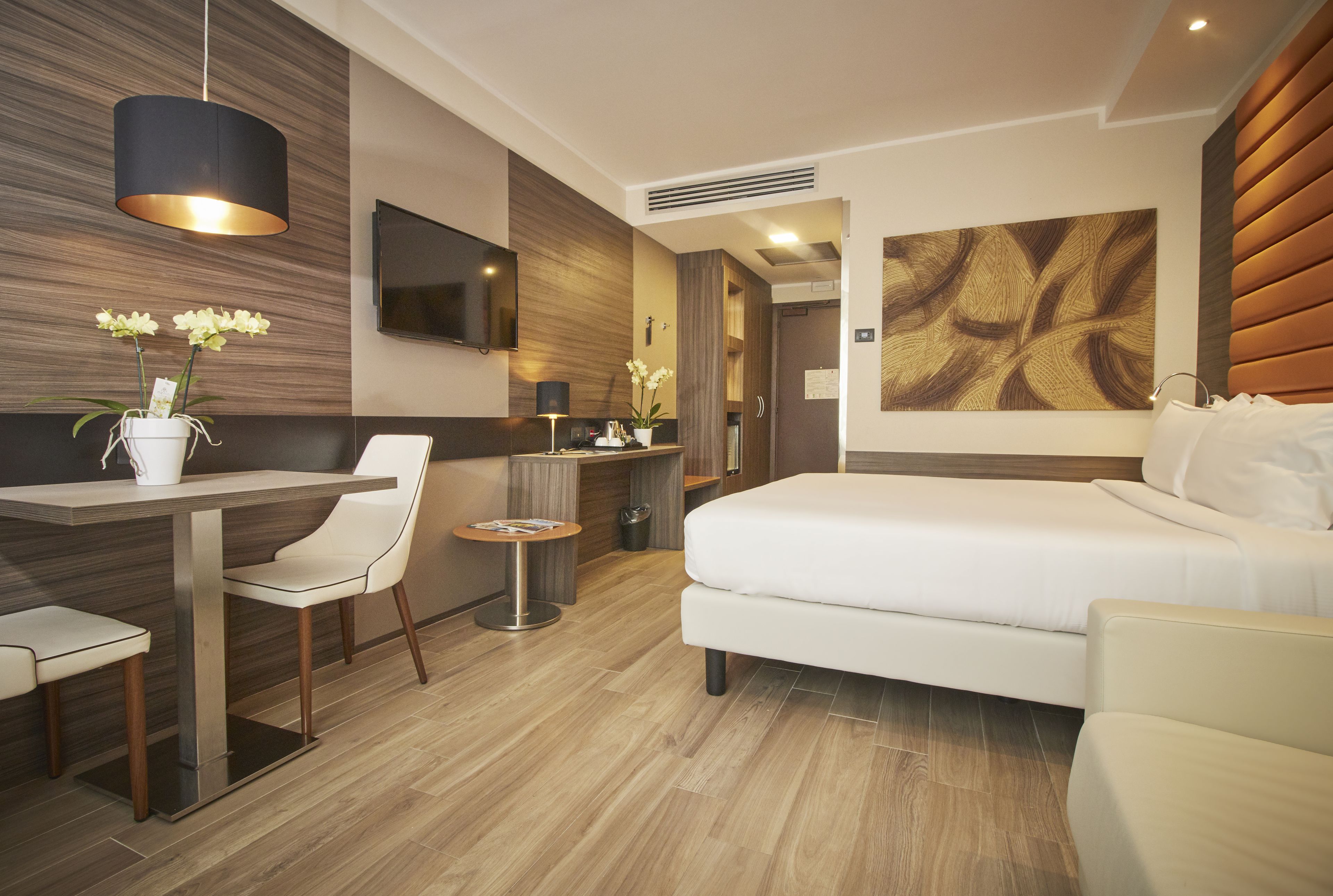 1 bedroom, premium bedding, down duvets, minibar