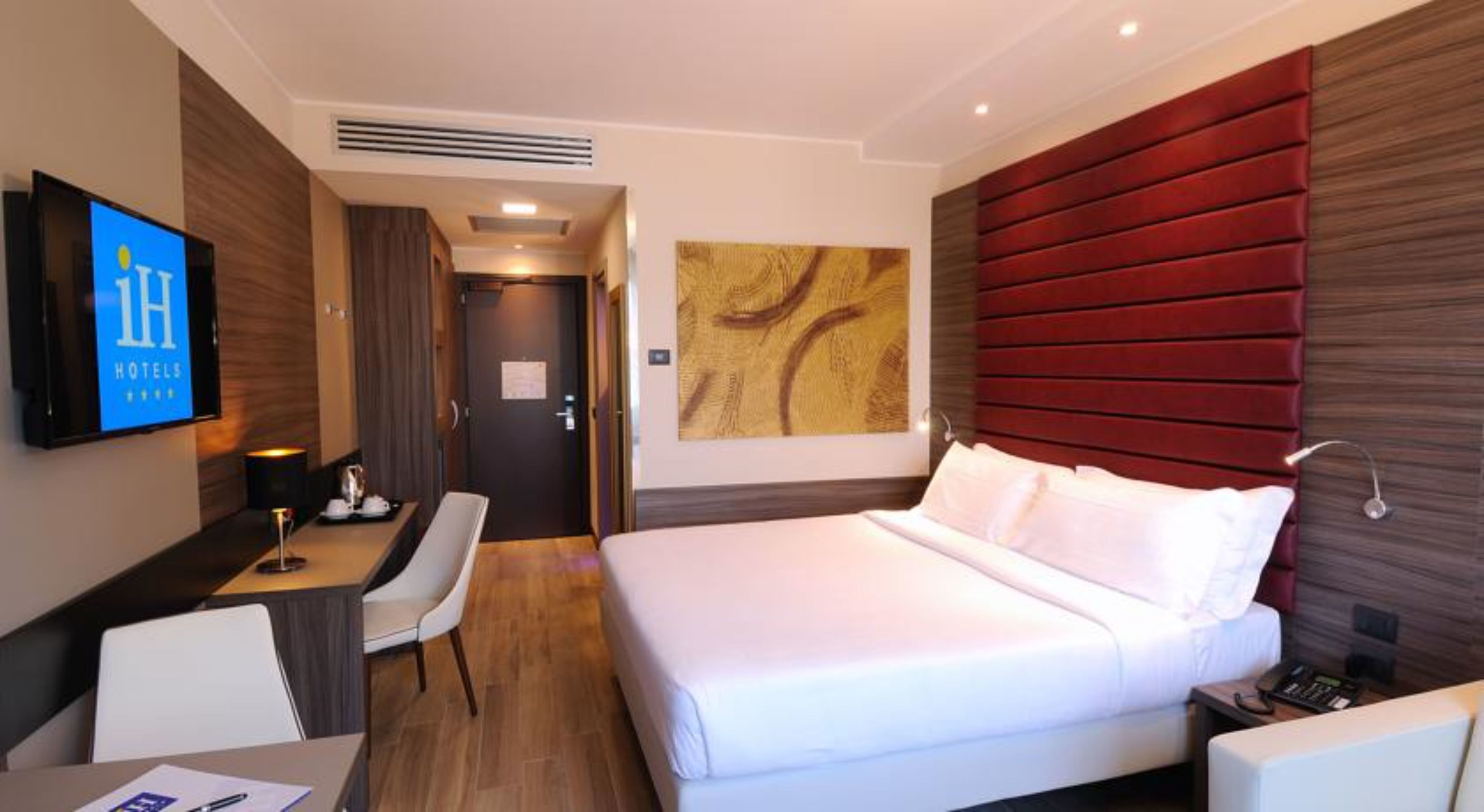 Ropa de cama de alta calidad, cubrecamas y minibar 