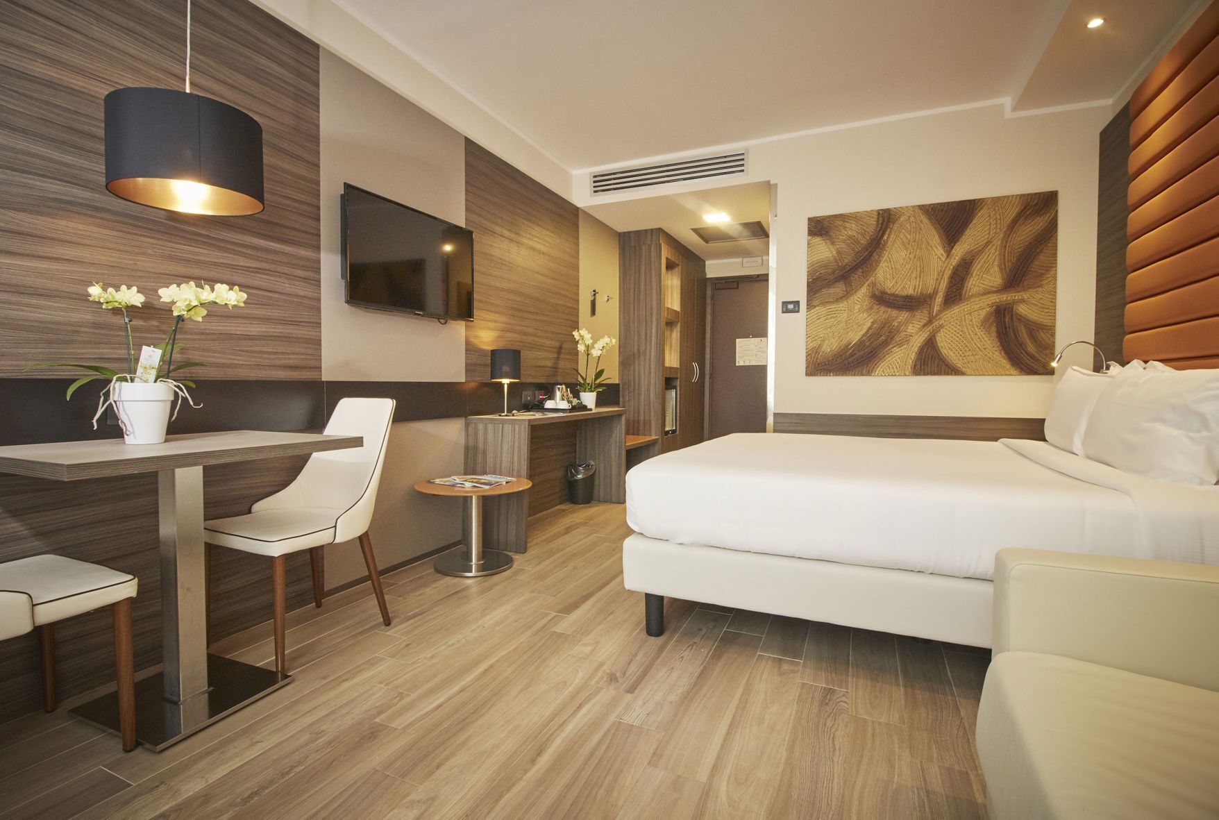 Ropa de cama de alta calidad, cubrecamas y minibar 