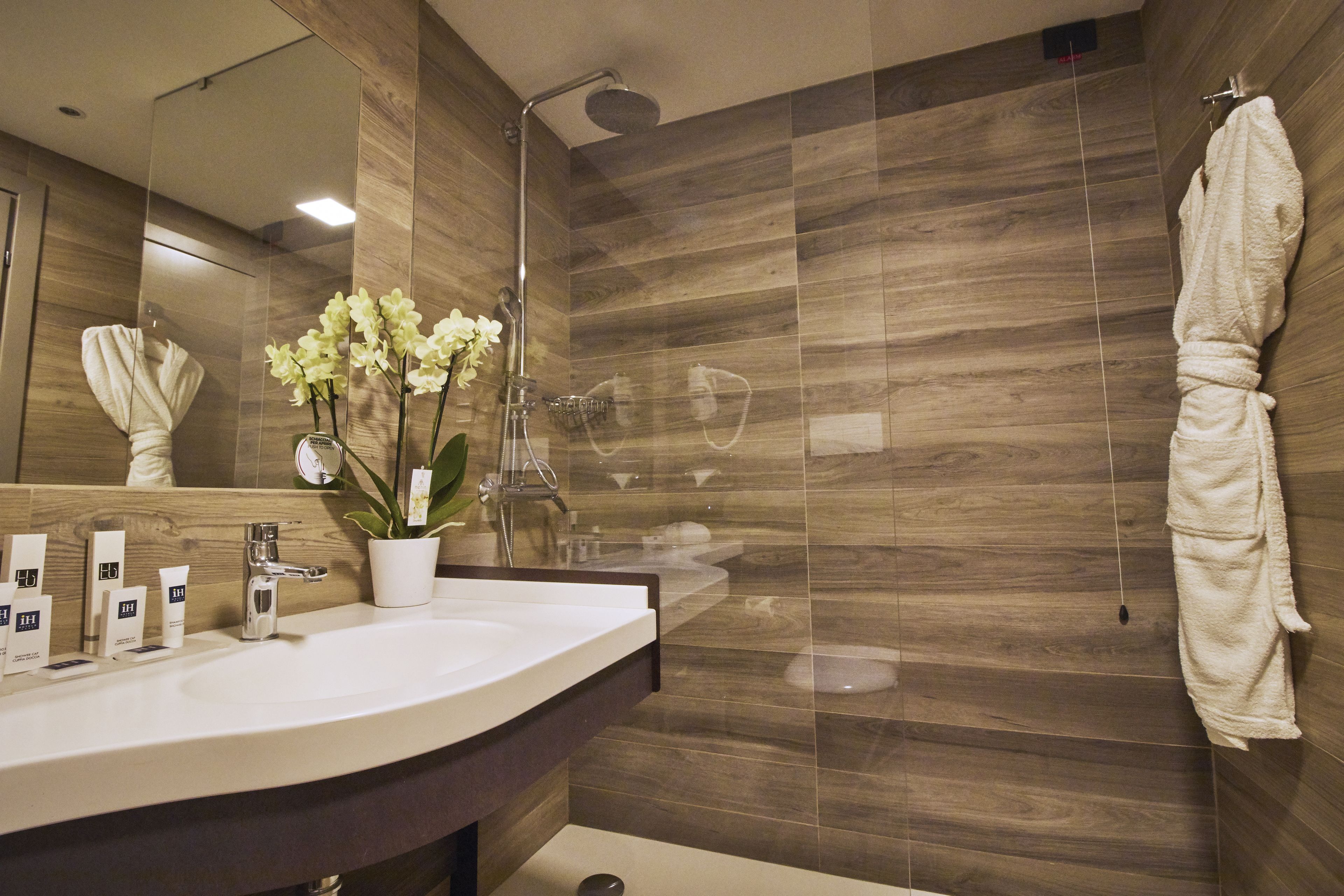 combined shower/bathtub, eco-friendly toiletries, hair dryer, towels