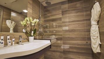 Combined shower/tub, eco-friendly toiletries, hair dryer, towels