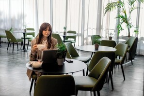 Lobby sitting area - iH Hotels Milano Lorenteggio (Milan)