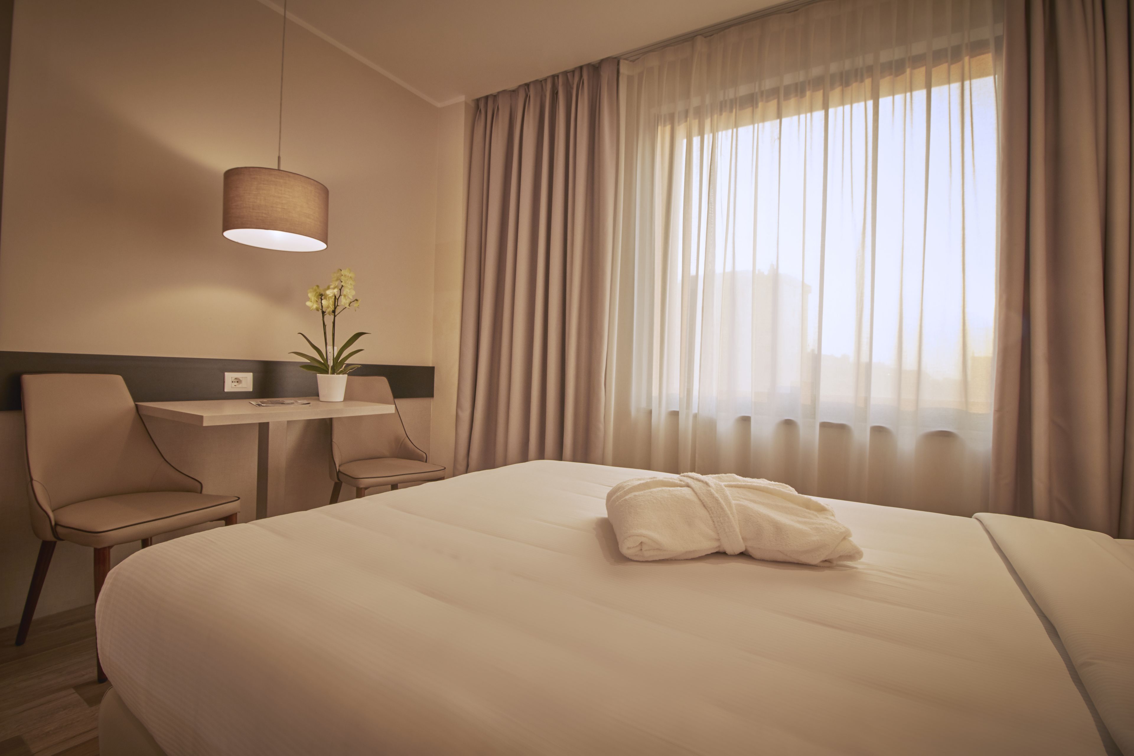 1 bedroom, premium bedding, down duvets, minibar