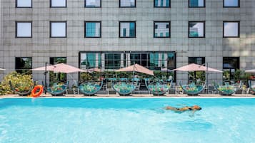 Piscina stagionale all'aperto, lettini
