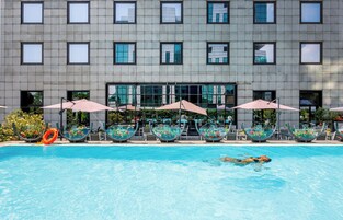 Sæsonbestemt udendørs pool, åben fra kl. 08.00 til kl. 20.00, liggestole
