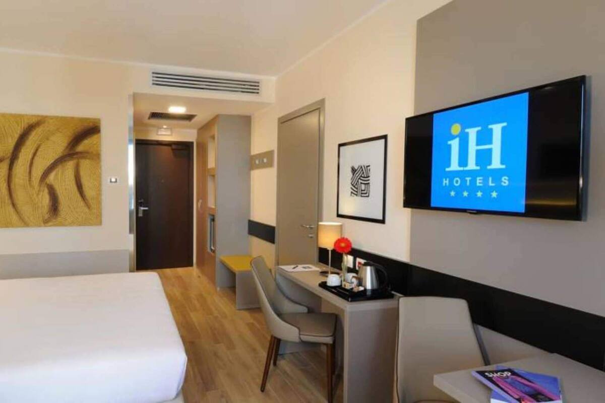 Premium bedding, down comforters, minibar, in-room safe