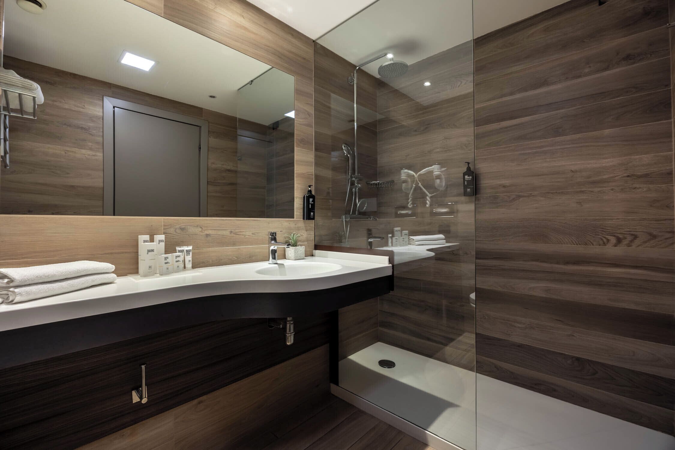 Bañera con ducha, artículos de tocador ecológicos, secador de pelo
