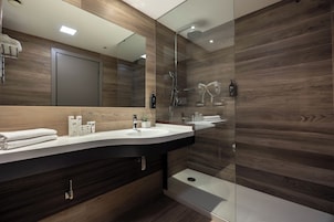 Een bad/douchecombinatie, milieuvriendelijke toiletartikelen