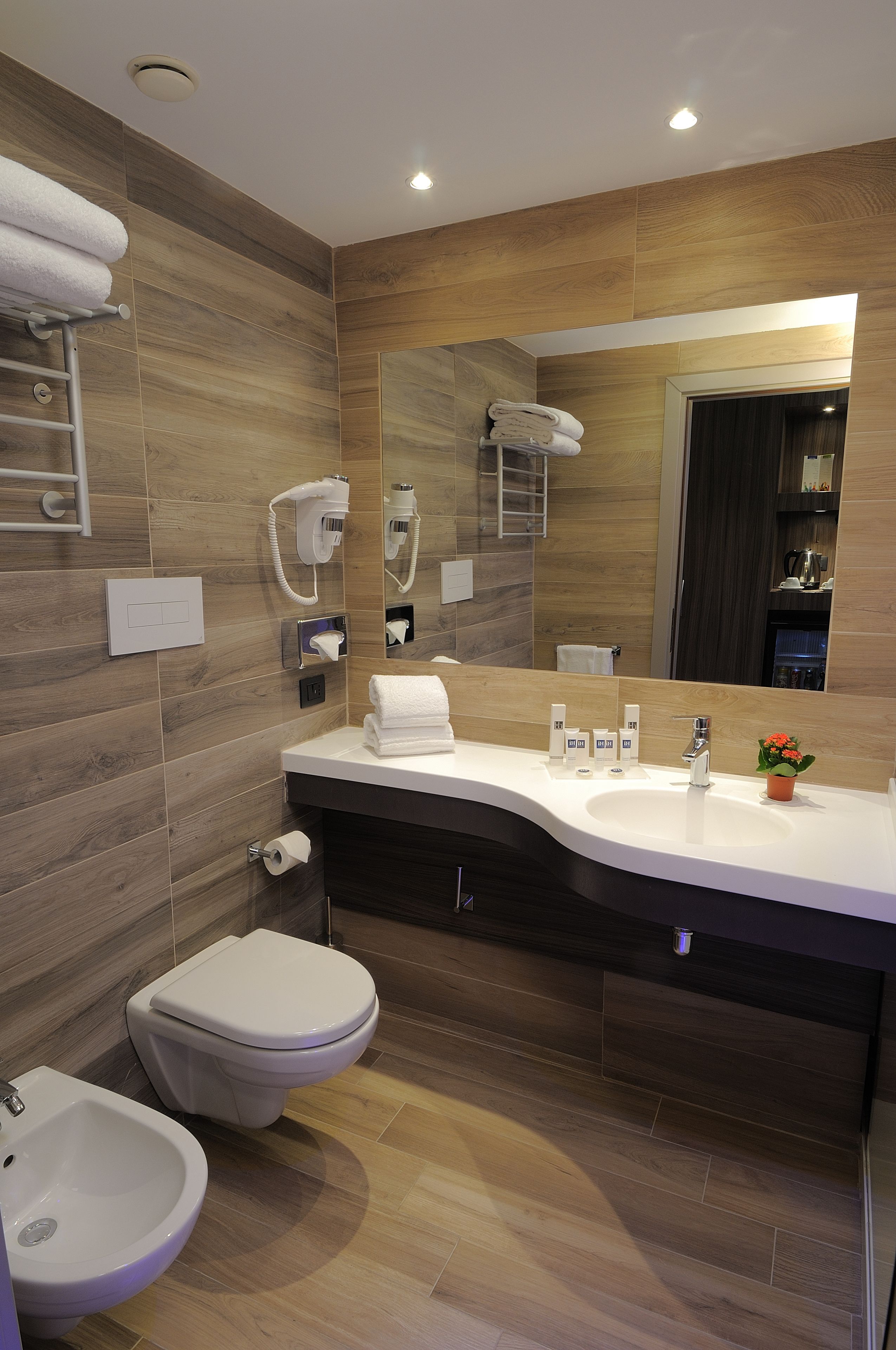 combined shower/bathtub, eco-friendly toiletries, hair dryer, towels