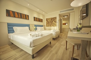 Habitación cuádruple estándar | Ropa de cama de alta calidad, edredones de plumas, minibar y caja fuerte