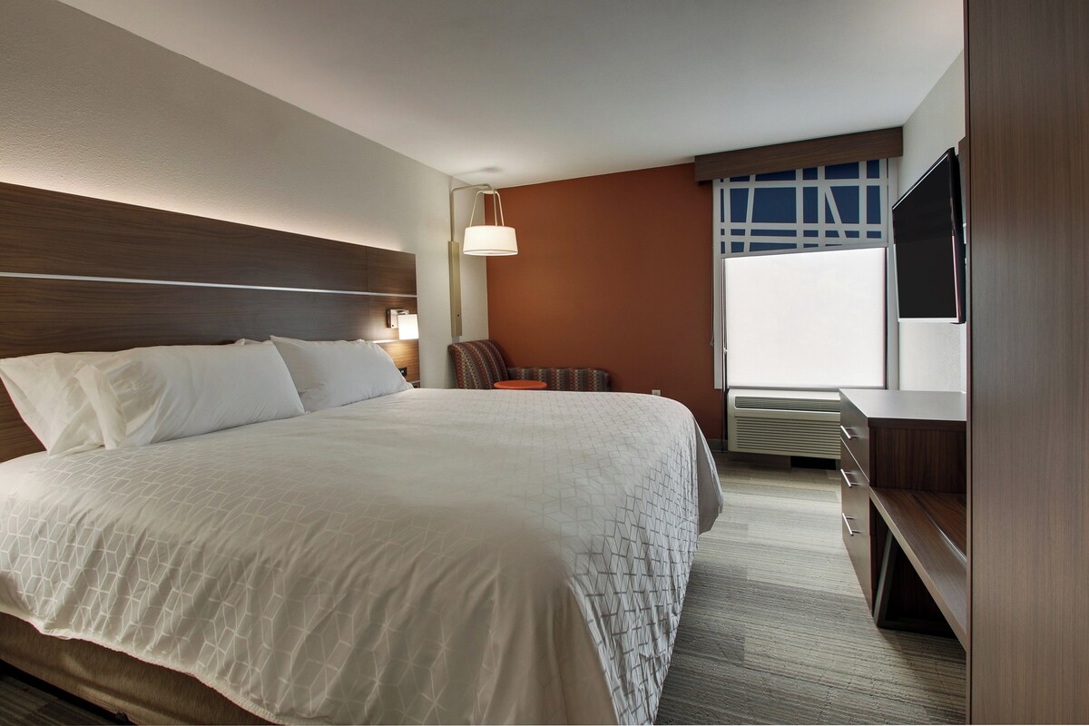 In-room safe, desk, iron/ironing board, free cots/infant beds