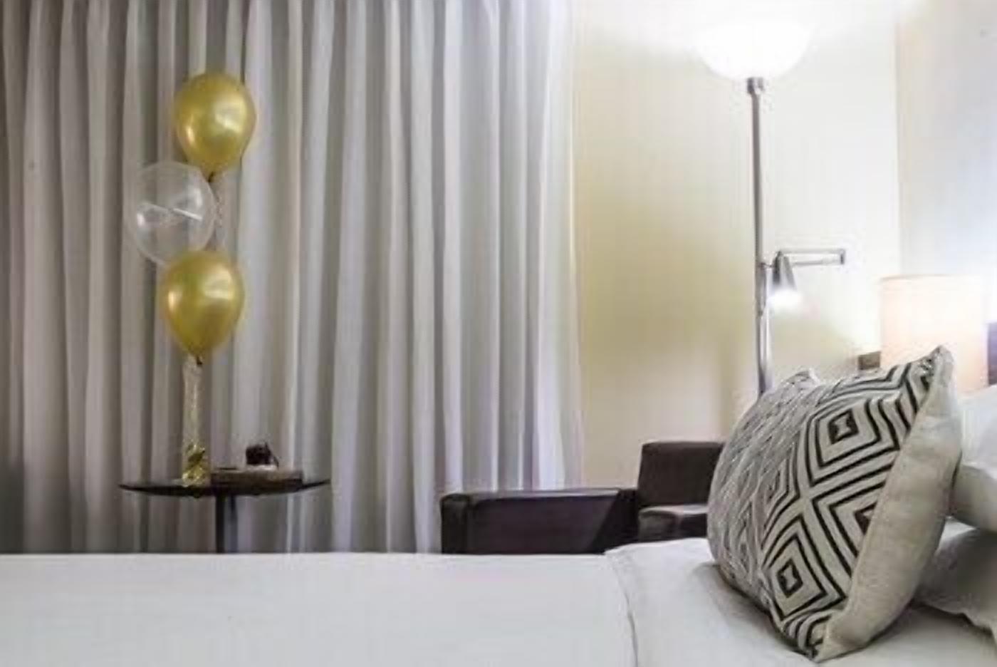 Minibar, caixa forta a l'habitació i escriptori 