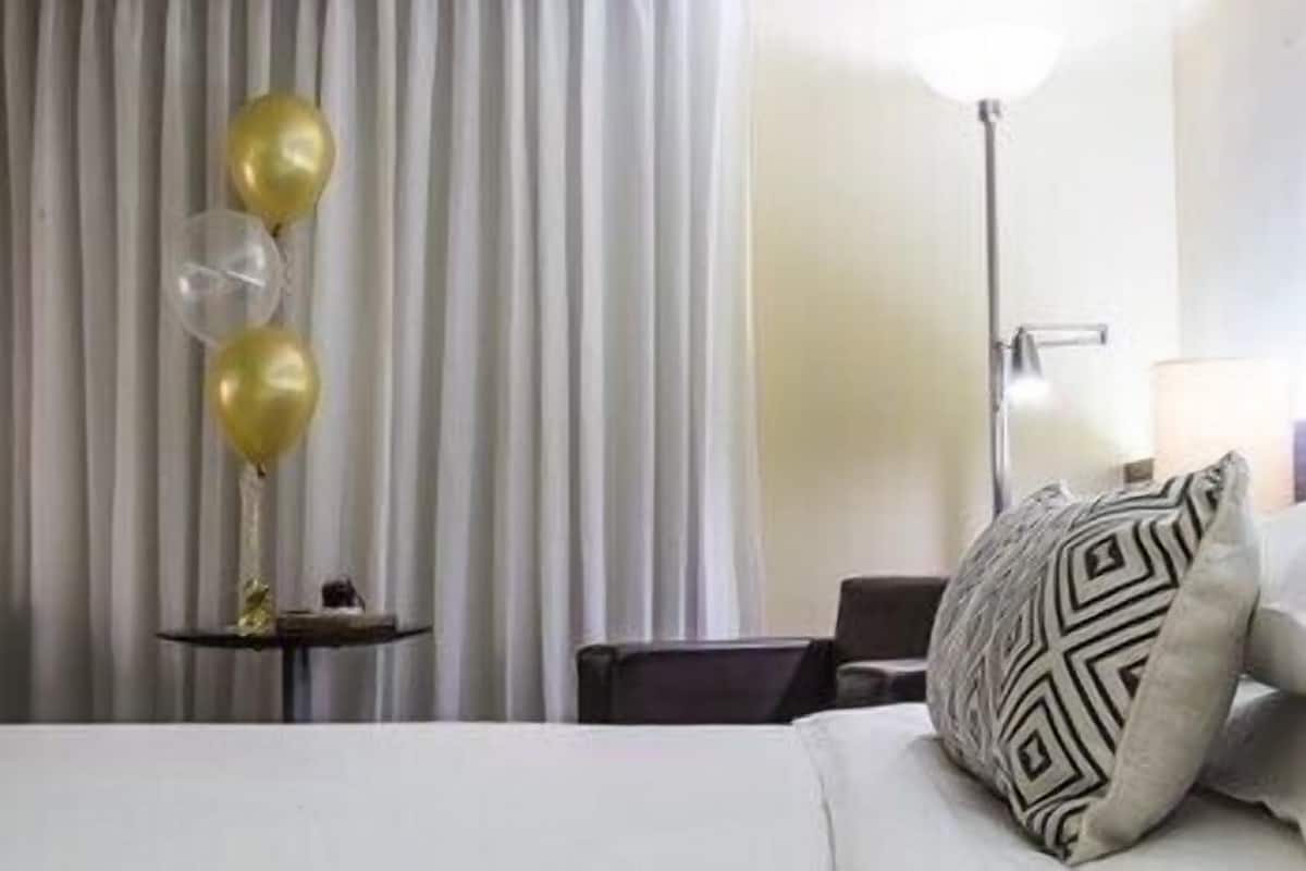 Minibar, in-room safe, desk, laptop workspace