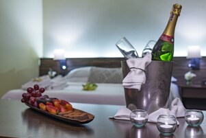 Minibár, széf a szobában és íróasztal