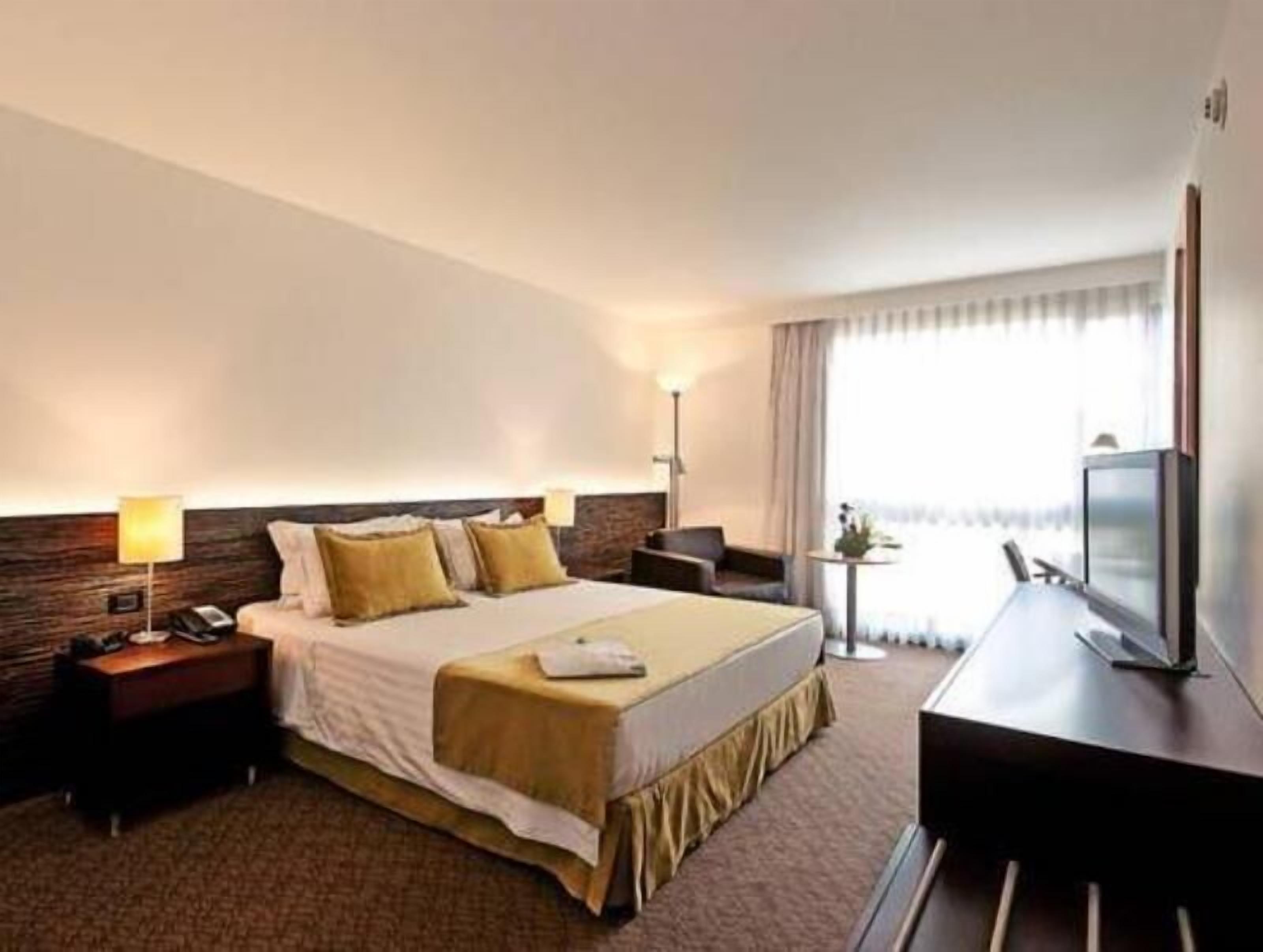 Minibar, két bảo mật tại phòng, bàn 