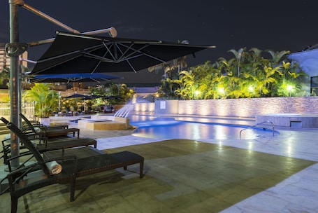 Una piscina al aire libre. Movich Hotel de Pereira