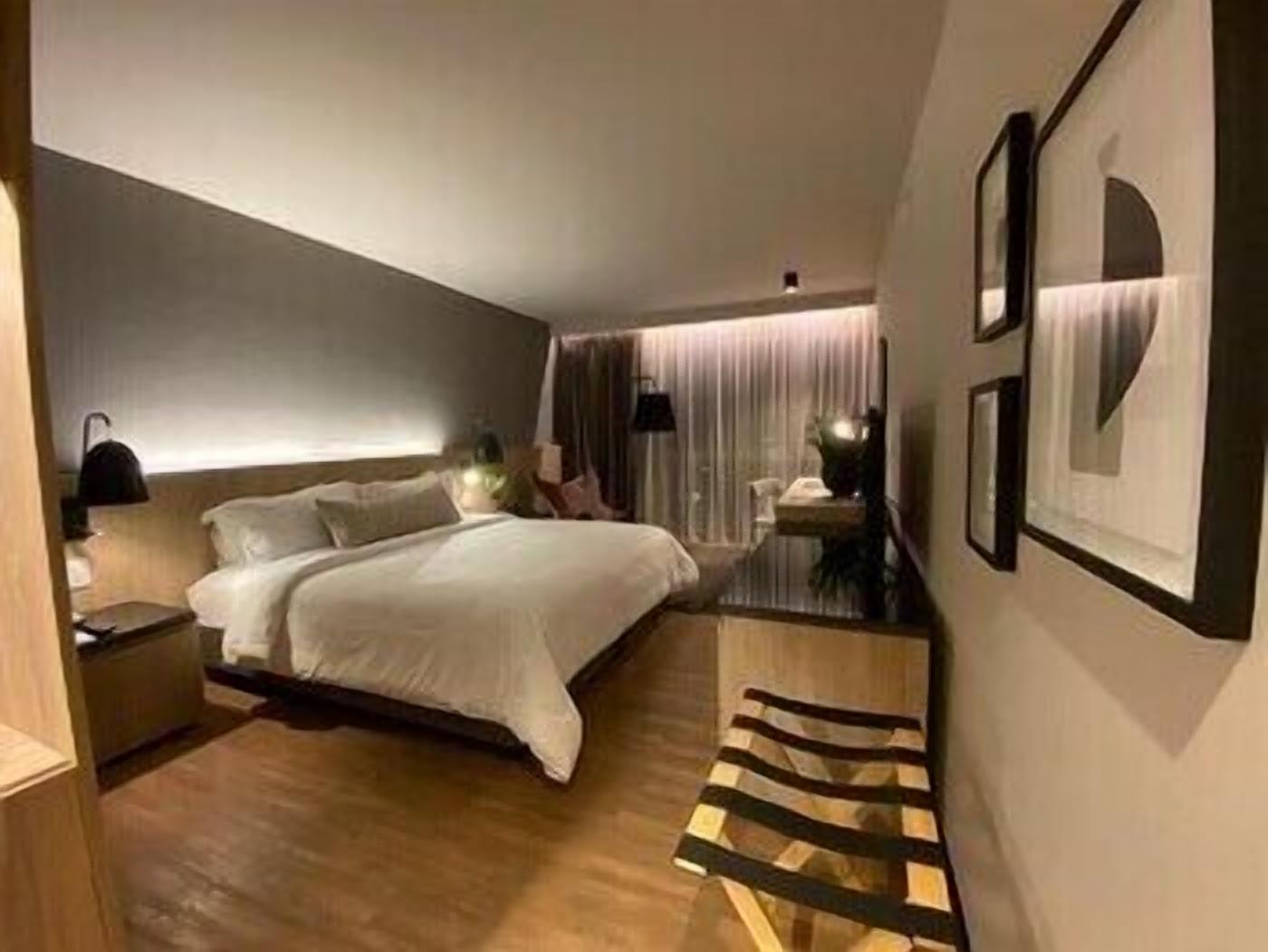 Minibar, caixa forta a l'habitació i escriptori 