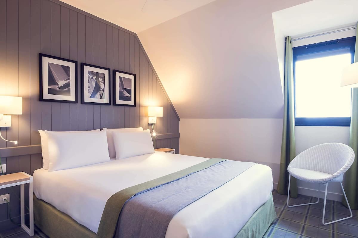 Classic Double Room, 1 Double Bed | Minibar, in-room safe, desk, blackout drapes