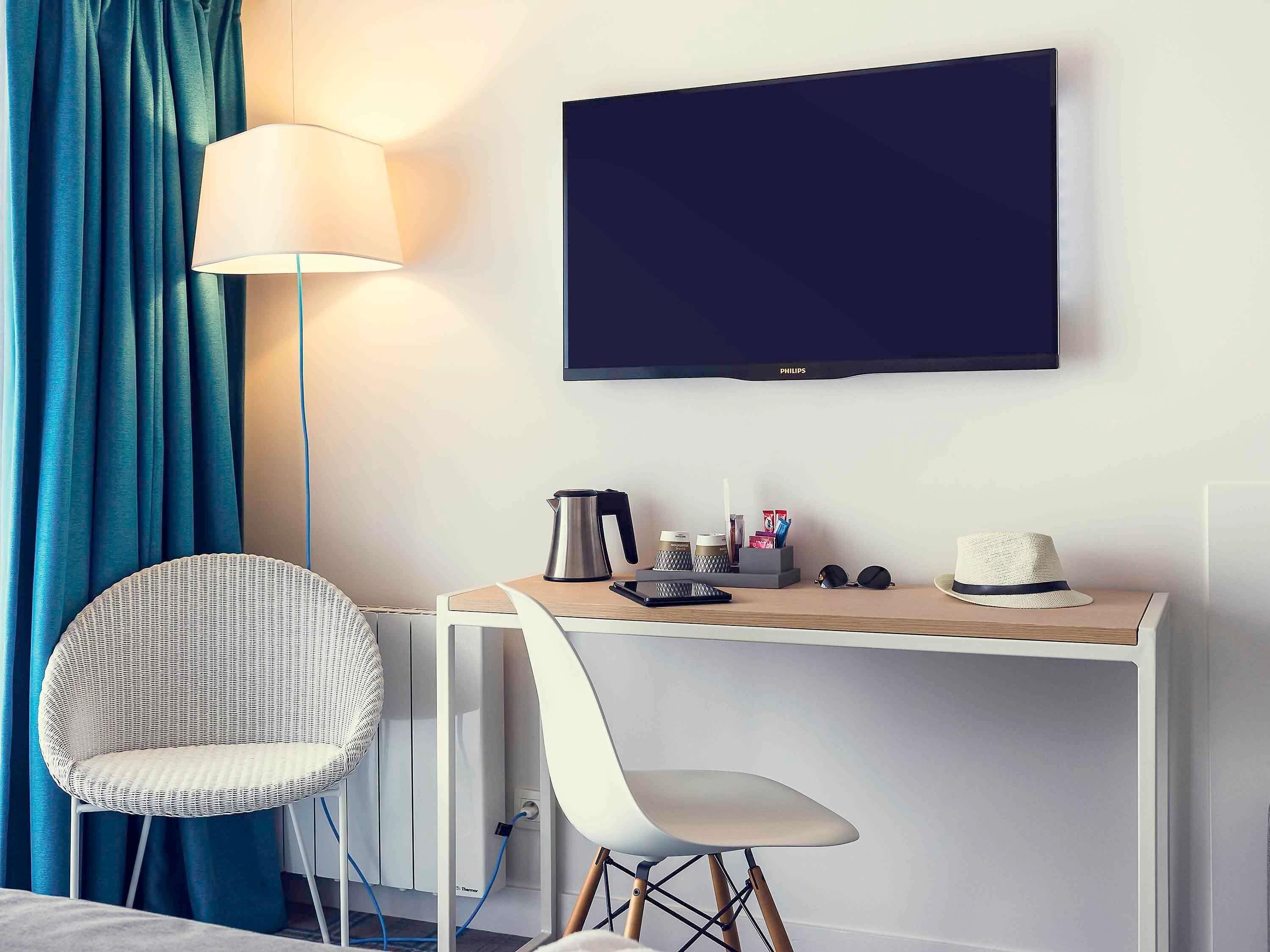 Minibar, brankas, meja kerja, dan tirai kedap cahaya