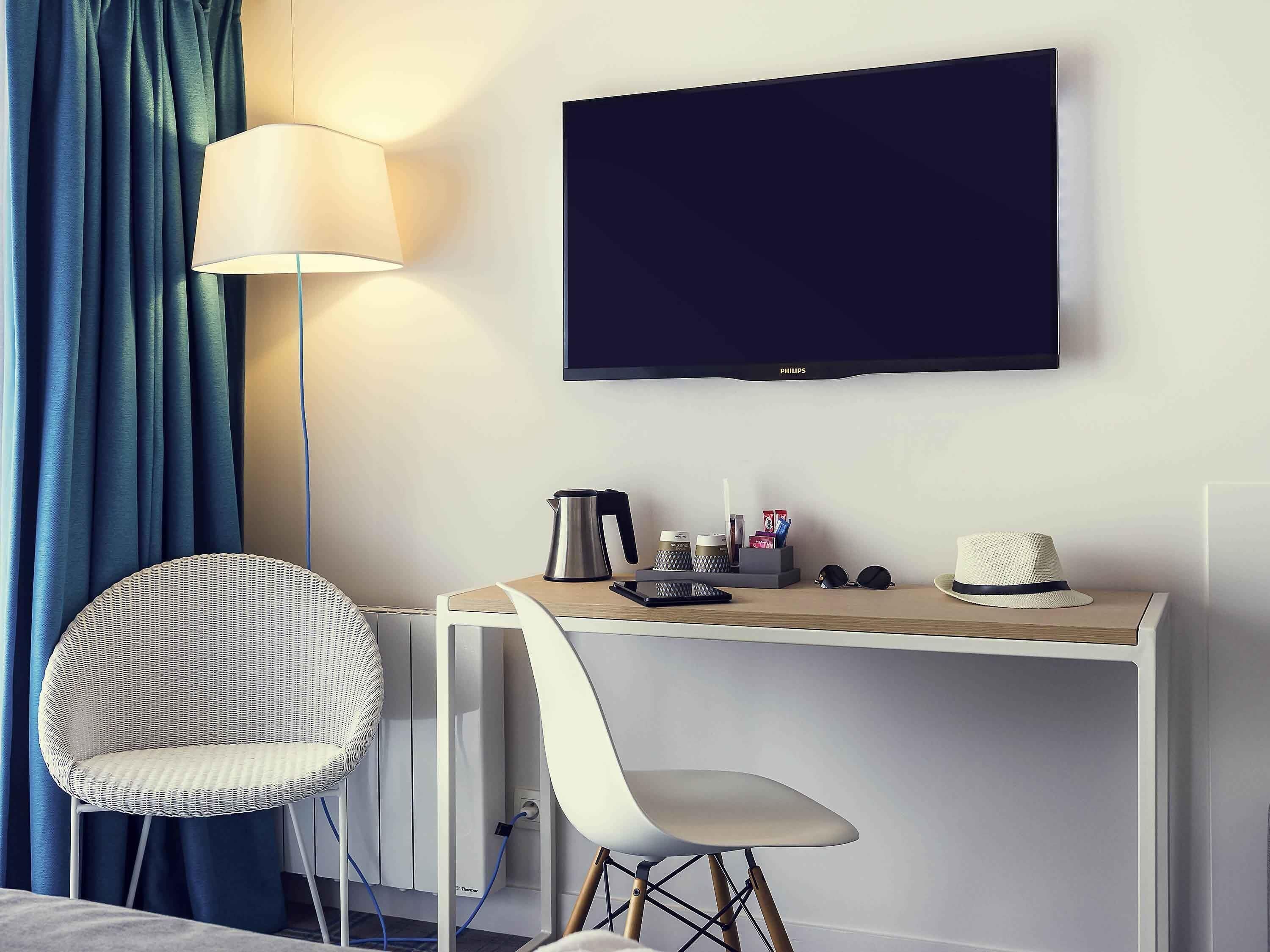 Een minibar, een kluis op de kamer, een bureau, verduisterende gordijnen