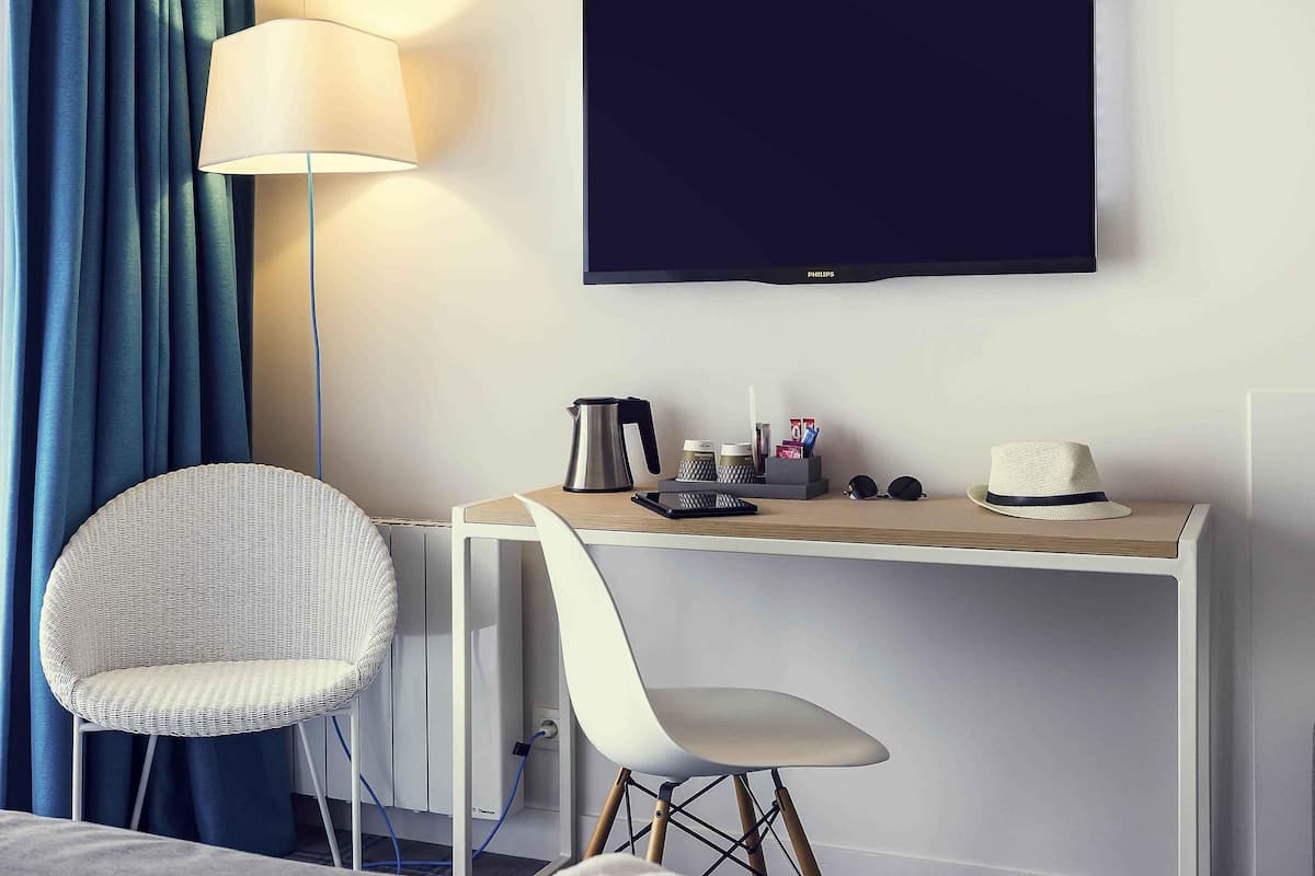 Minibar, caja de seguridad en la habitación y escritorio