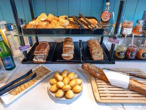 Kontinental frukost varje dag (EUR 19.50 per person)