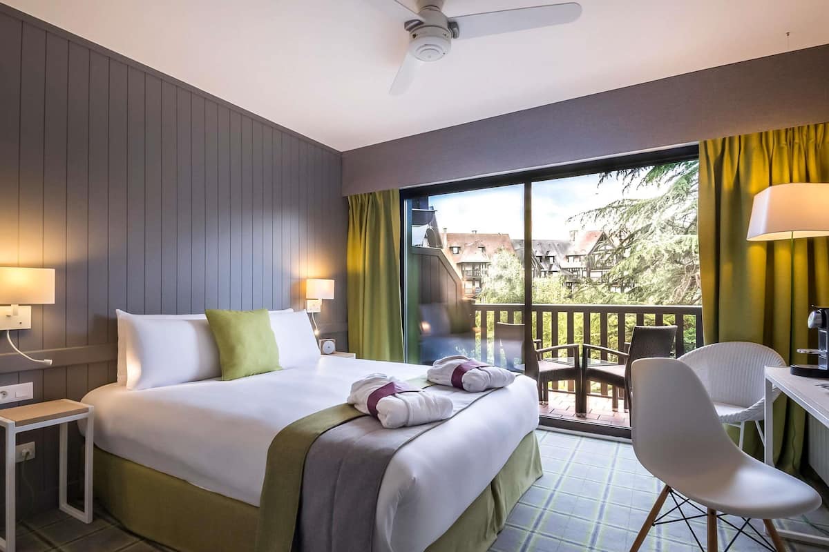 privilege, double room, 1 double bed, balcony, park view | minibar, in-room safe, desk, blackout curtains