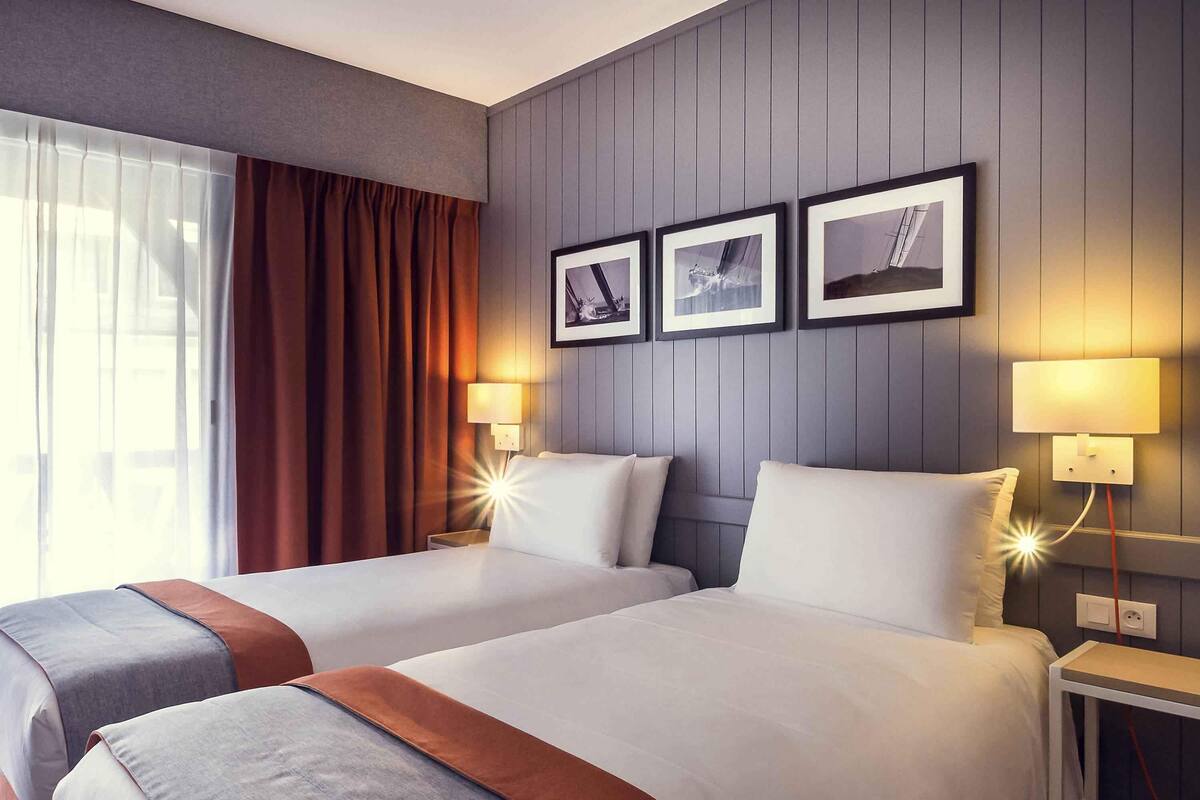 Classic Twin Room, 2 Single Beds | Minibar, in-room safe, desk, blackout curtains