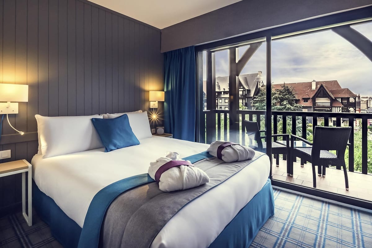 Privilege, Double Room, 1 Double Bed, Balcony, Park View | Minibar, in-room safe, desk, blackout drapes