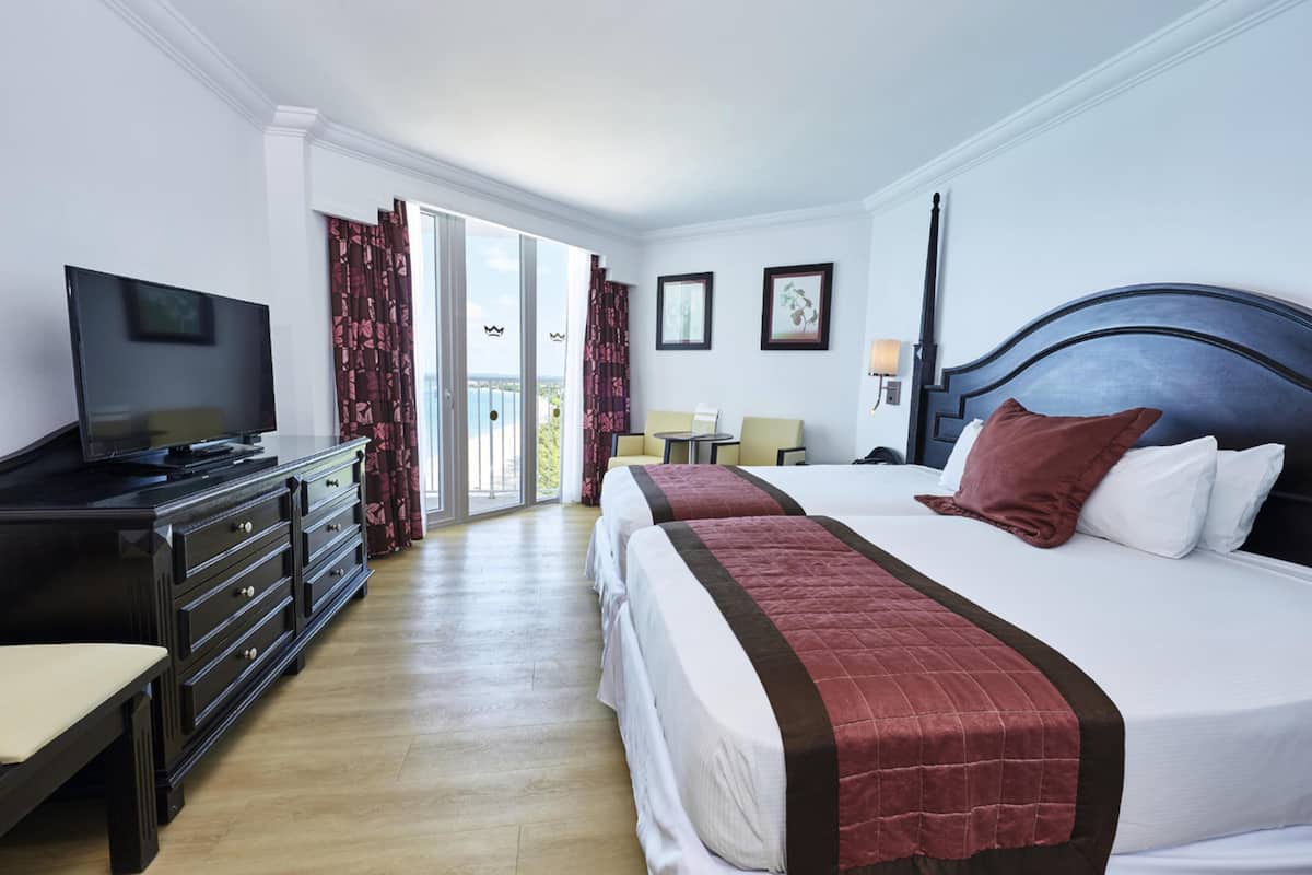 Minibar, in-room safe, laptop workspace, blackout drapes