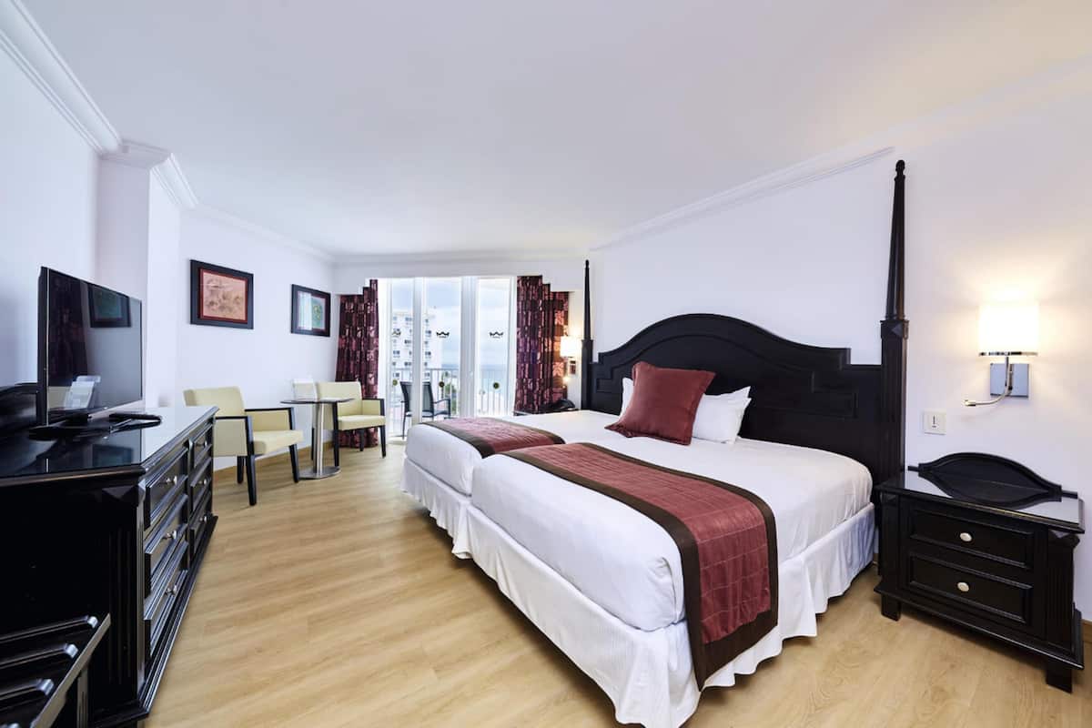 Minibar, in-room safe, laptop workspace, blackout drapes