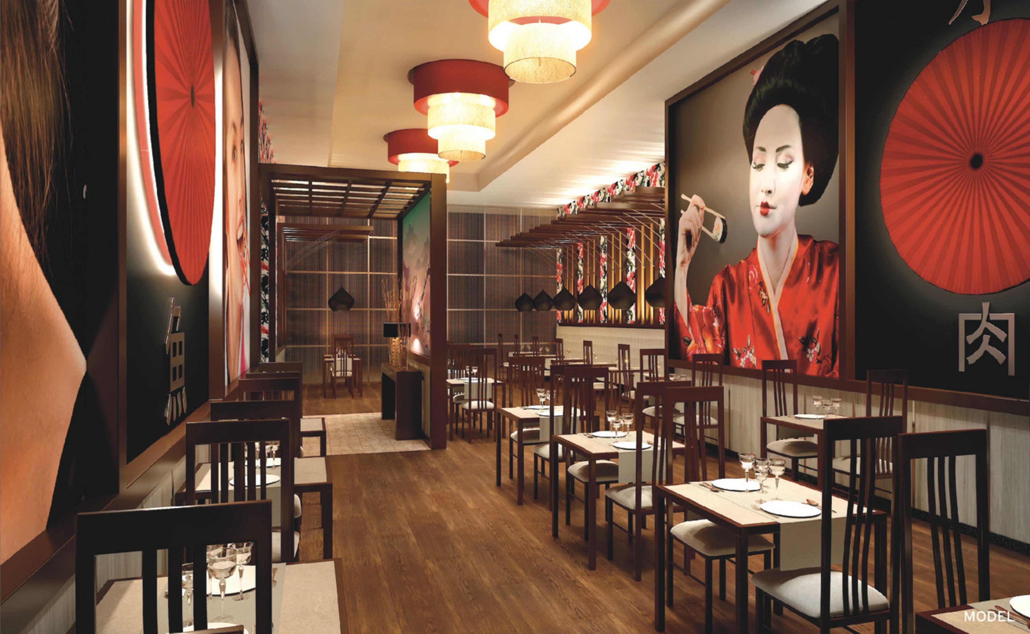 Un interno di ristorante con tavoli e sedie in legno, lanterne rosse e un grande murale sulla parete.