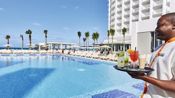 2 piscines extérieures, parasols de plage, chaises longues
