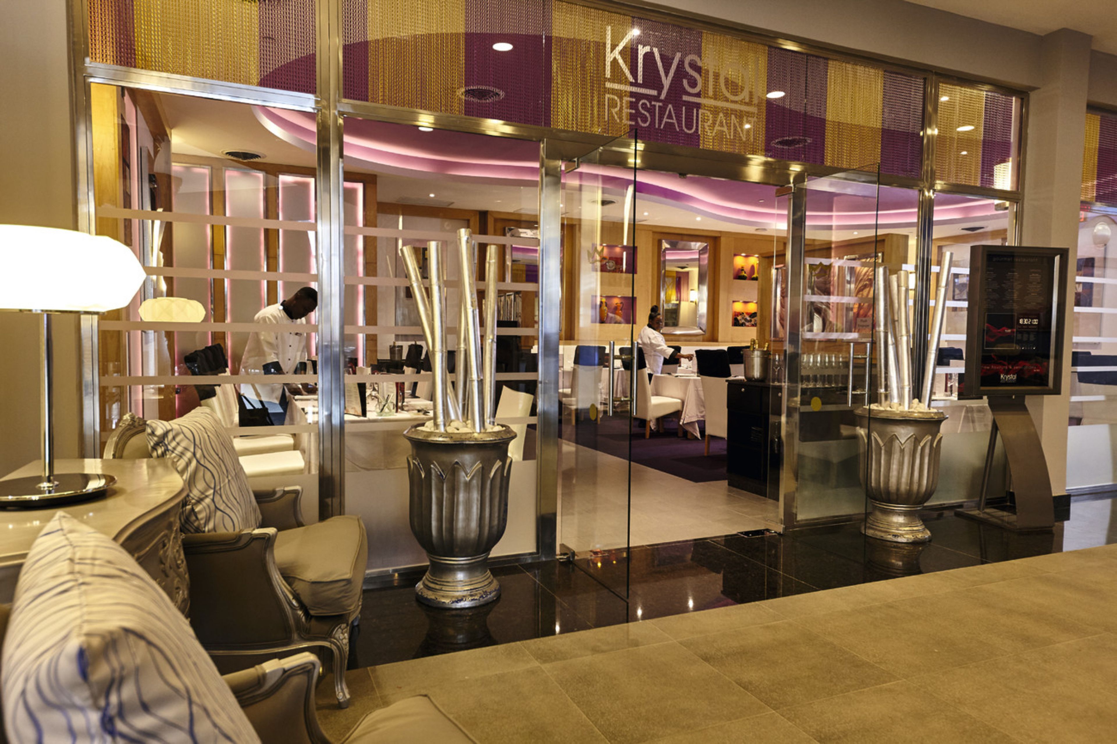 Restaurante Krystele con un interior moderno, que incluye una zona de recepción y mesas.
