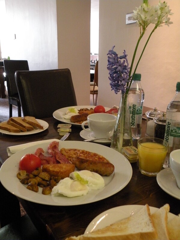 Desayuno completo (GBP 8.95 por persona) 