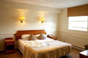 Caja de seguridad en la habitación y tabla de planchar con plancha 