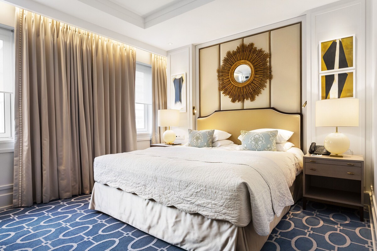 Superior Room, 1 King Bed | Minibar, in-room safe, desk, blackout drapes