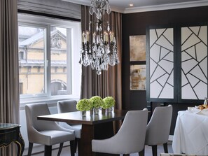 Suite Royale | Minibar, coffres-forts dans les chambres, décoration personnalisée