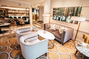 4 bars/lounges, lobby lounge