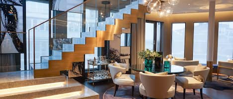 Een minibar, een kluis op de kamer, individueel gedecoreerd, een bureau