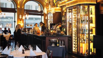 2 restaurants; breakfast, lunch, and dinner served