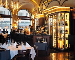 2 restaurantes; se sirve desayuno, almuerzo y cena