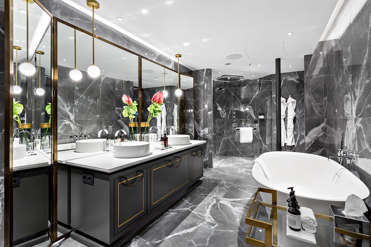 minibar, in-room safe, individually decorated, desk