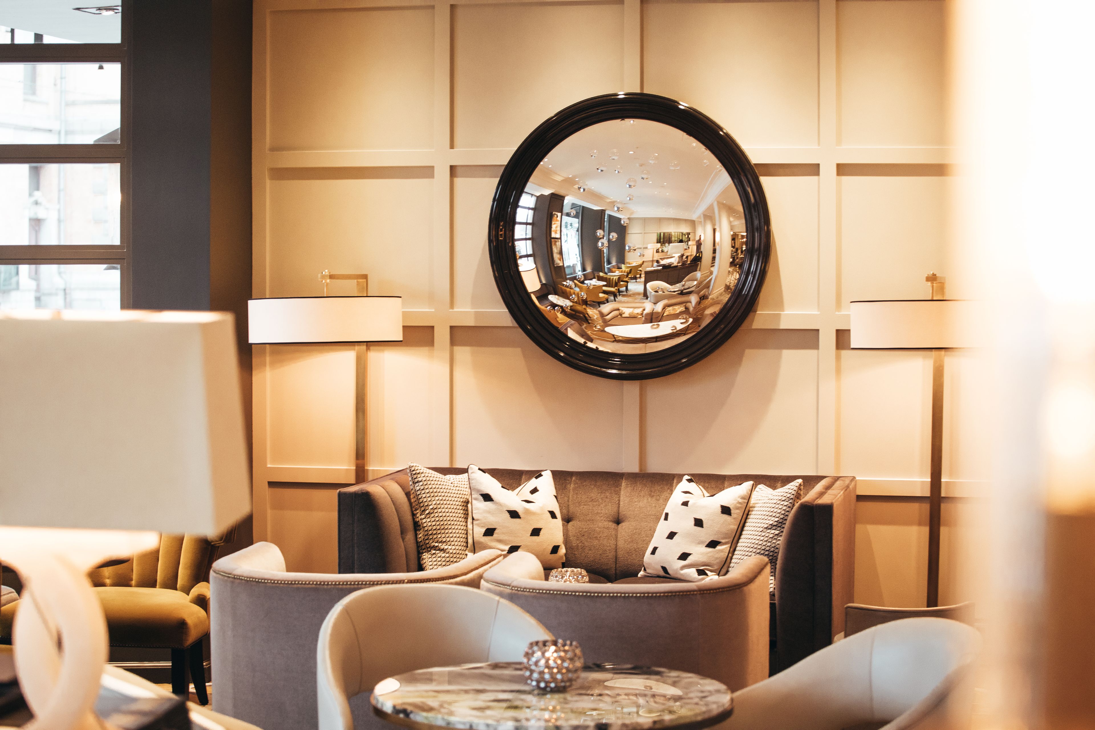 4 bars/lounges, lobby lounge