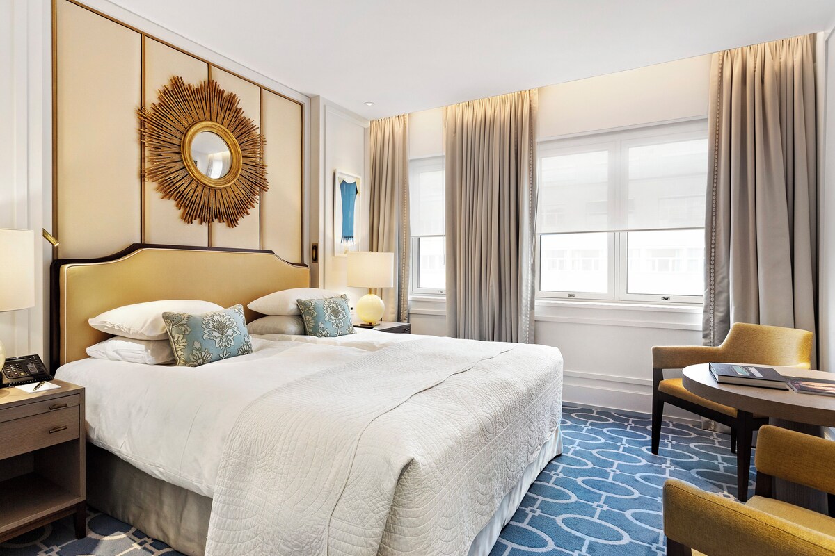Superior Room, 1 King Bed | Minibar, in-room safe, desk, blackout drapes