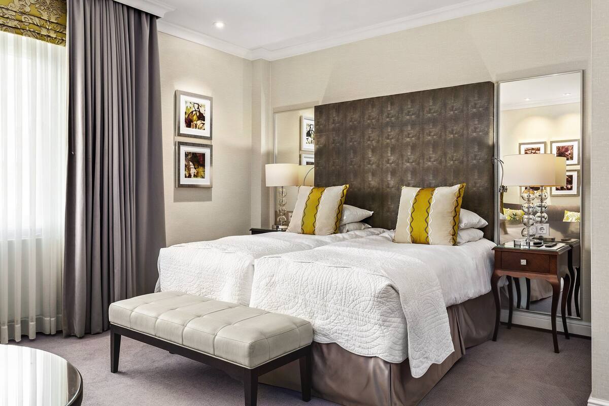 Deluxe Twin Room | Minibar, in-room safe, desk, blackout drapes