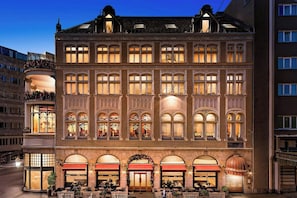 Front of property – evening/night - Hotel Continental (Oslo)