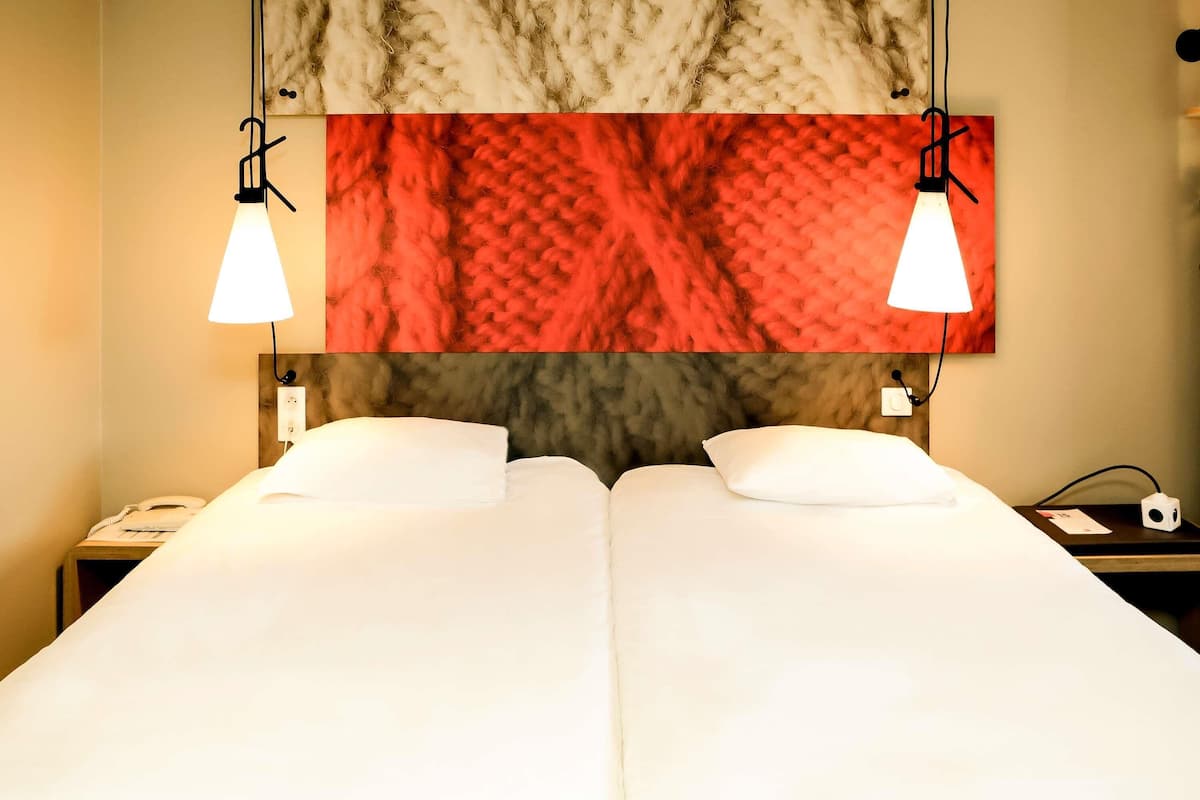 1 bedroom, premium bedding, desk, laptop workspace