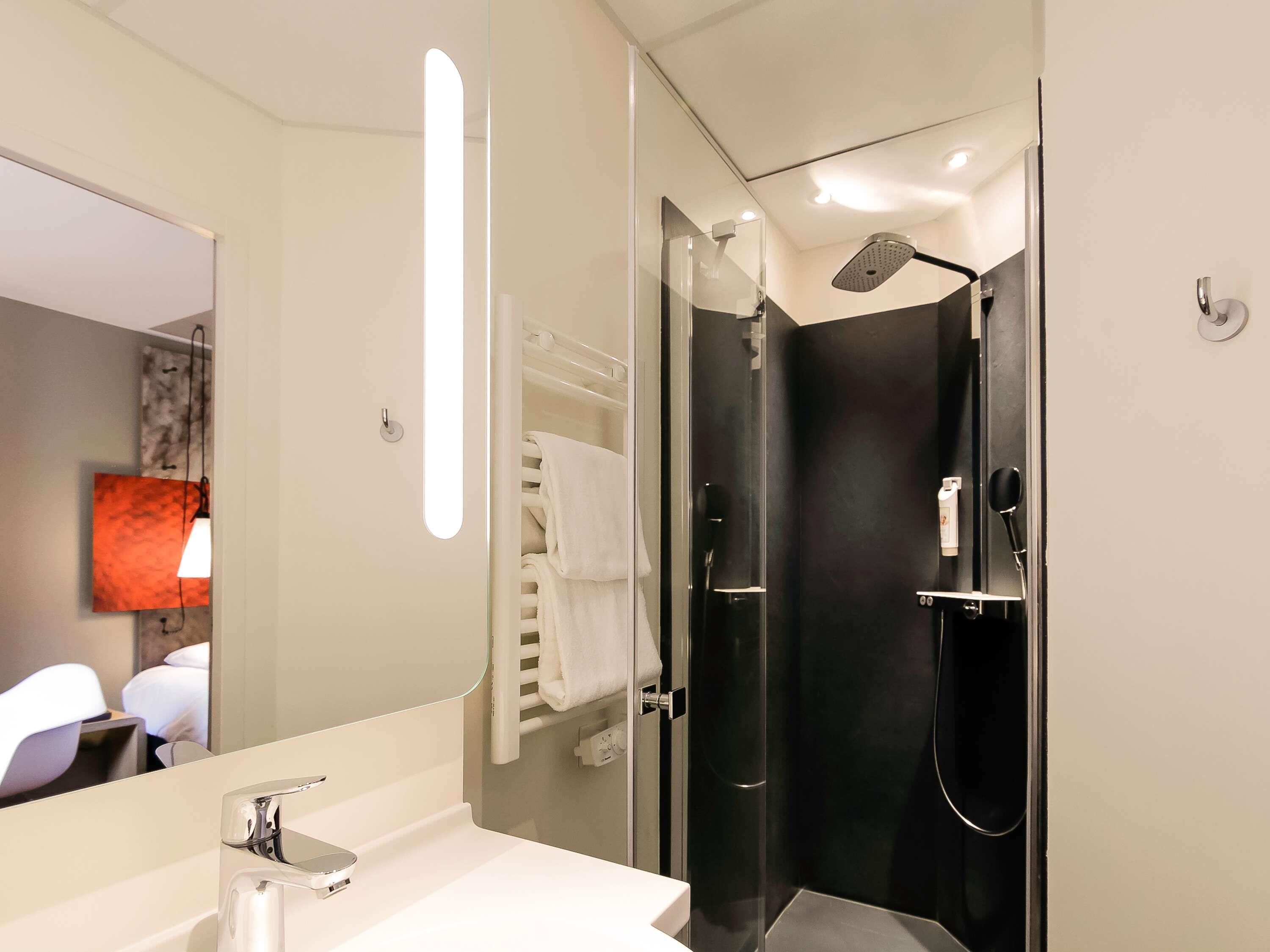 Dusch, miljövänliga toalettartiklar, hårtork och handdukar