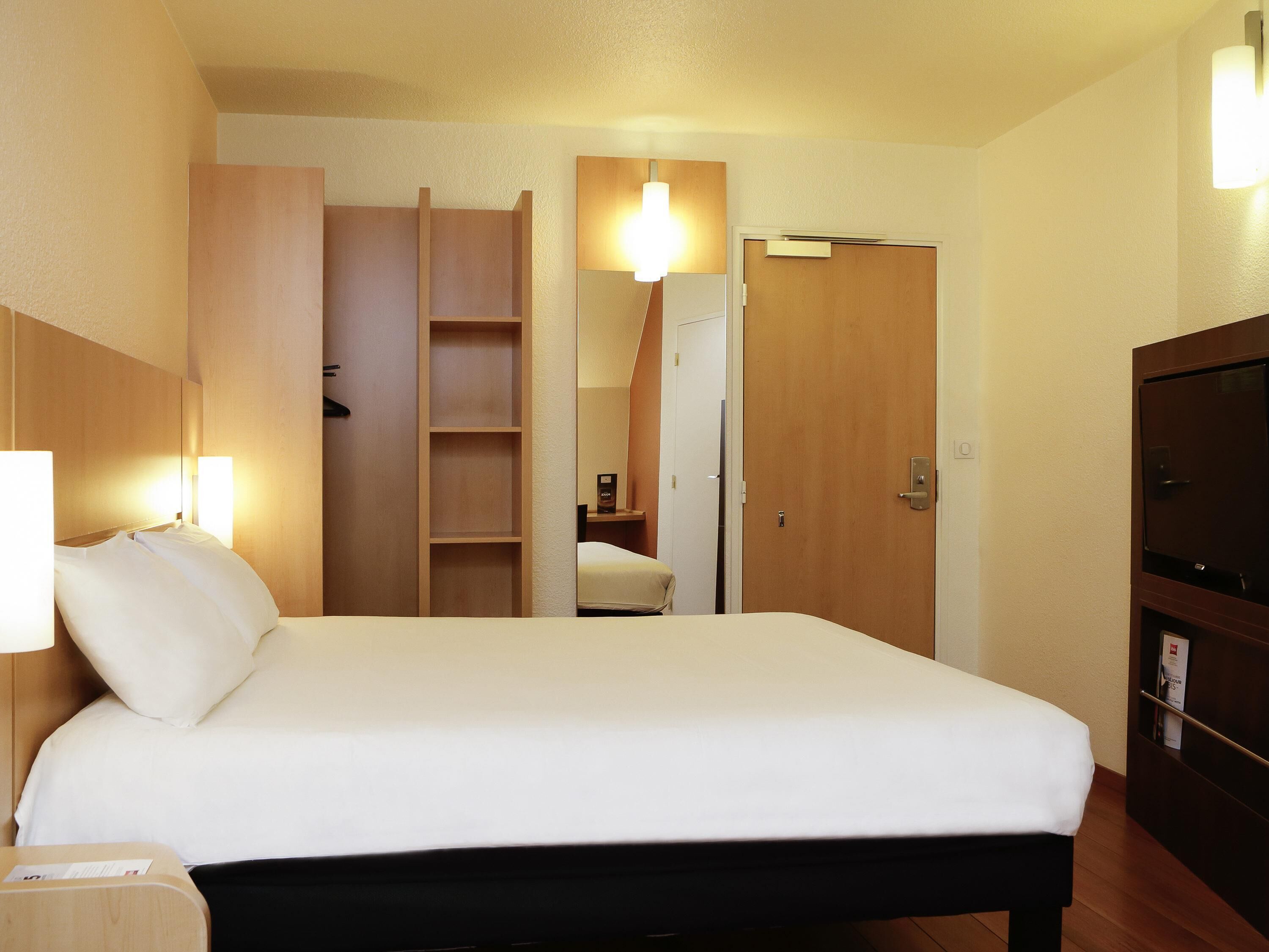 standard double room, 1 double bed | premium bedding, desk, laptop workspace, blackout curtains